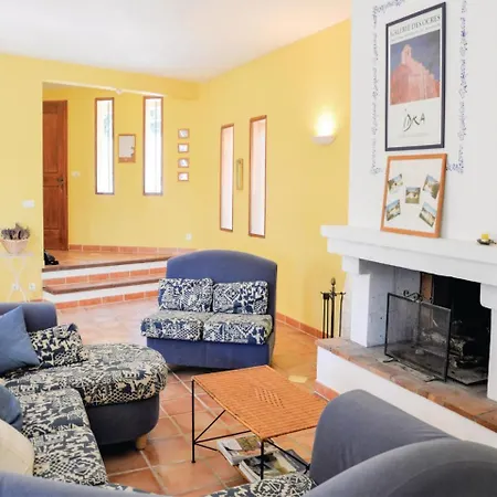 Holiday home Stunning In Roussillon With Kitchen